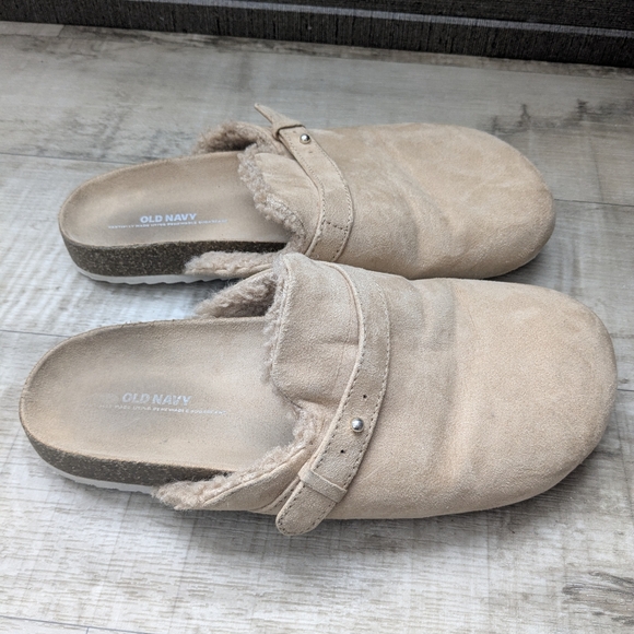 🏔️ Old Navy Clogs - Picture 2 of 4